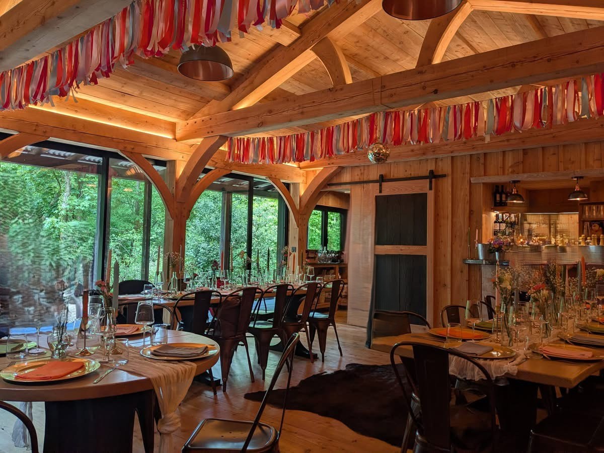 Littlewood Lodge - Ceremony dressed to impress