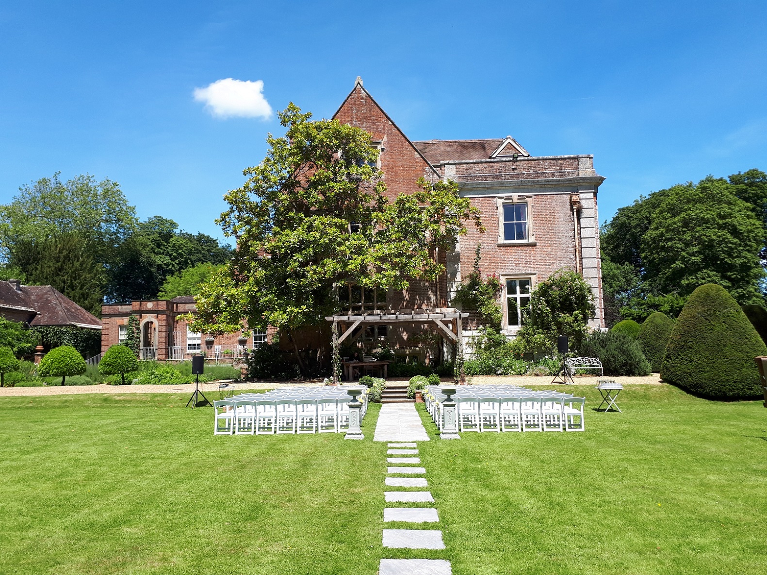 Deans Court outdoor ceremony area