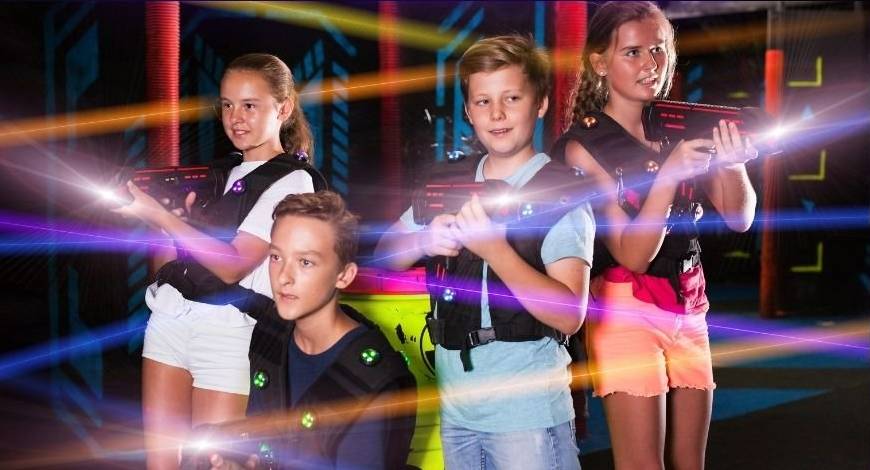 Four kids posing with laser tag guns