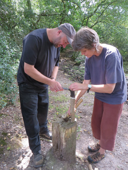 4d_Splitting_wood_gently_for_woodcraft