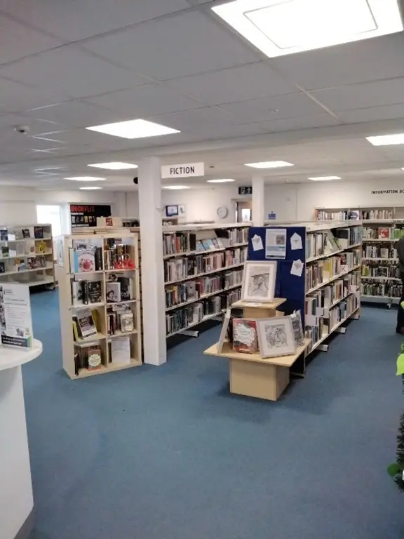 This is a picture of a large room filled with book shelves with books.