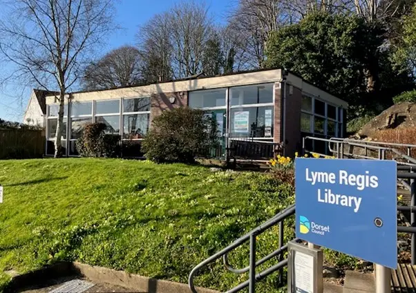 This is a picture of the front of Lyme Regis Library.  There is a sign for library to the right of the picture,